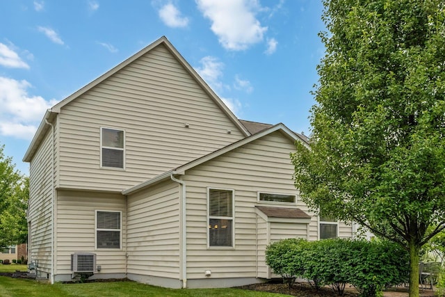 142 Blakemore Dr, Delaware, OH 43015 - rear view of house with a lawn