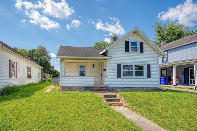 570 E Water St, Chillicothe, OH 45601 - traditional-style home with a front lawn and a porch