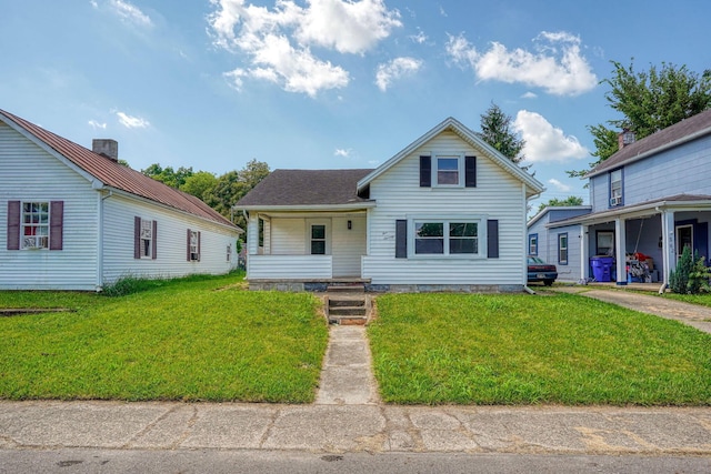 570 E Water St, Chillicothe, OH 45601 - traditional home with a front lawn
