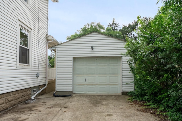 116 W Longview Ave, Columbus, OH 43202 - detached garage featuring concrete driveway