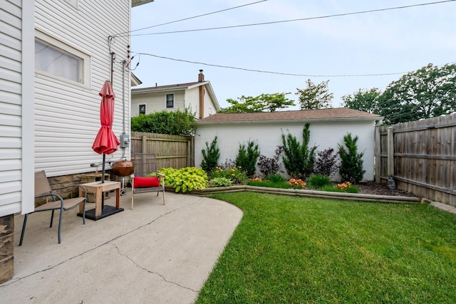 116 W Longview Ave, Columbus, OH 43202 - view of yard with a patio