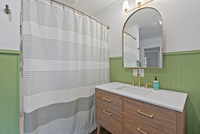 116 W Longview Ave, Columbus, OH 43202 - full bathroom with wainscoting, vanity, and curtained shower