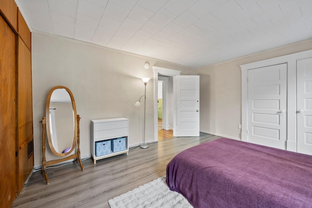 116 W Longview Ave, Columbus, OH 43202 - bedroom with wood finished floors and crown molding