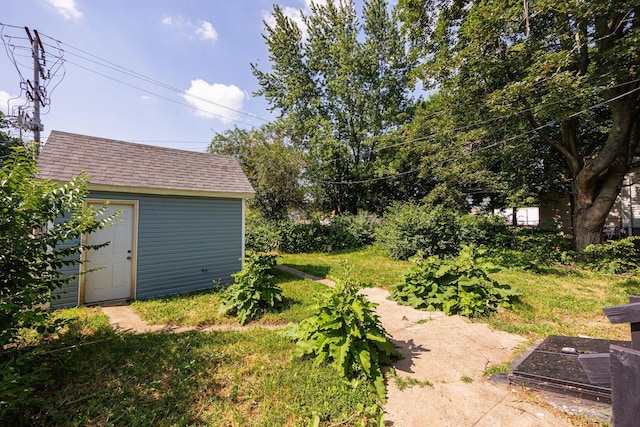 765 Campbell Ave, Columbus, OH 43222 - view of grassy yard with an outdoor structure