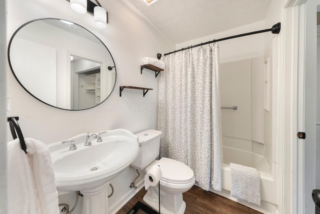 1768 Lake Meadow Dr Unit 1768H, Reynoldsburg, OH 43068 - full bathroom featuring wood finished floors, shower / bath combination with curtain, and a textured ceiling