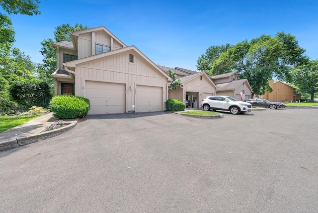 1768 Lake Meadow Dr Unit 1768H, Reynoldsburg, OH 43068 - townhome / multi-family property featuring driveway