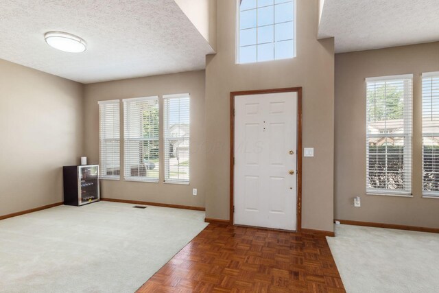 5899 Cove Point Ct, Columbus, OH 43228 - entryway with beverage cooler and a textured ceiling