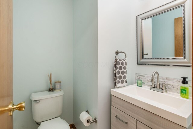 5899 Cove Point Ct, Columbus, OH 43228 - half bathroom featuring vanity and toilet