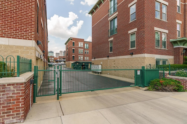 114 E Mound St Unit 1, Columbus, OH 43215 - surrounding community featuring a gate