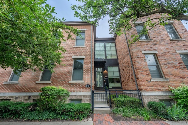 645 S Grant Ave Unit 18, Columbus, OH 43206 - view of property with a fenced front yard