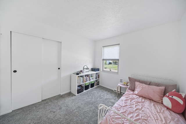 279 Old Coach Pl, Canal Winchester, OH 43110 - carpeted bedroom featuring a closet and a textured ceiling