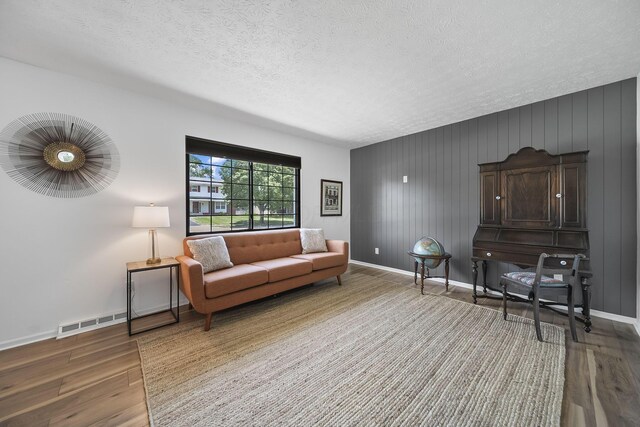 279 Old Coach Pl, Canal Winchester, OH 43110 - living room with wood finished floors and a textured ceiling