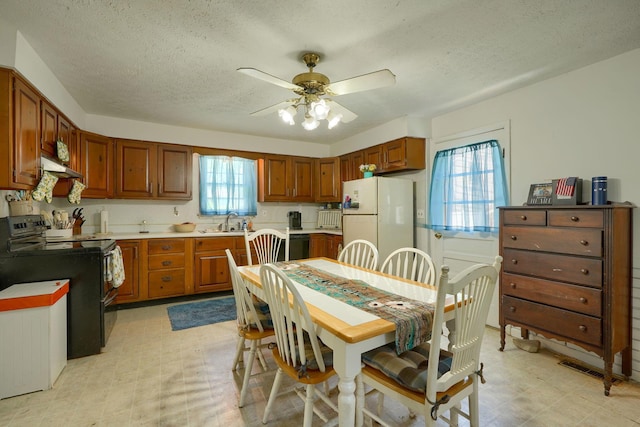 124 Wyandotte St, Lancaster, OH 43130 - kitchen featuring black appliances, under cabinet range hood, light floors, a ceiling fan, and a textured ceiling
