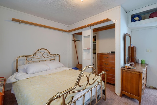 124 Wyandotte St, Lancaster, OH 43130 - bedroom featuring carpet floors and a textured ceiling