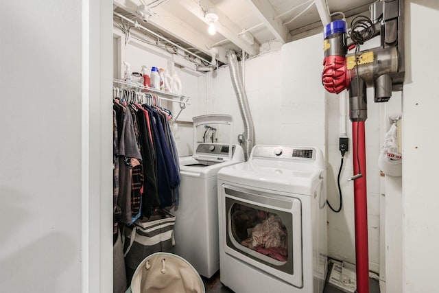 2486 Cranford Rd, Columbus, OH 43221 - washroom featuring independent washer and dryer