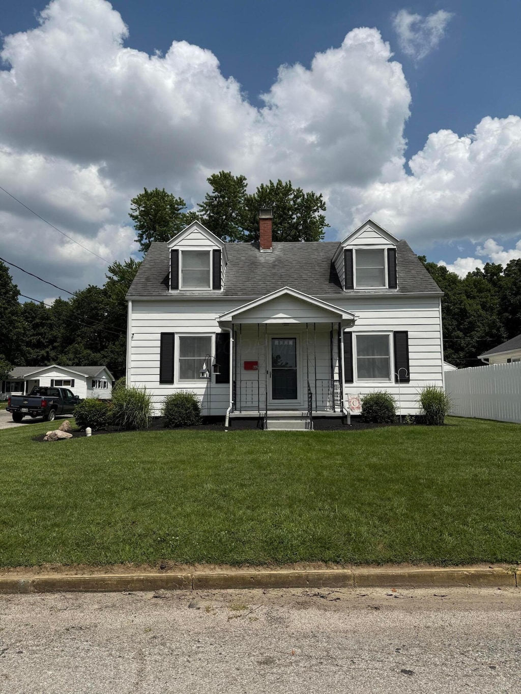 842 Pershing Dr, Circleville, OH 43113 - view of front of home with a chimney and a porch