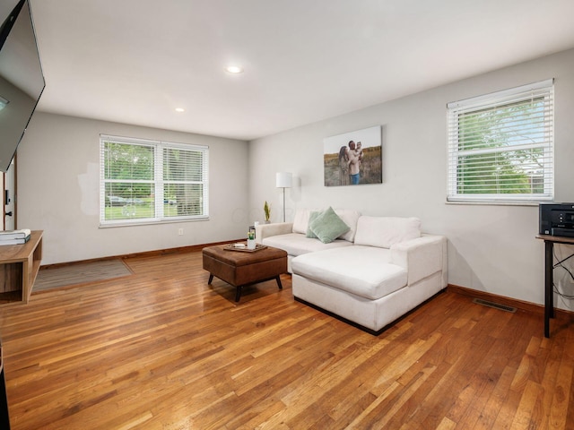 1410 Chelmsford Sq S, Columbus, OH 43229 - living room with light wood finished floors and recessed lighting