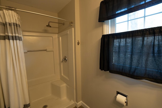 4754 Amesbury Way, Columbus, OH 43228 - full bath with a shower with curtain and baseboards