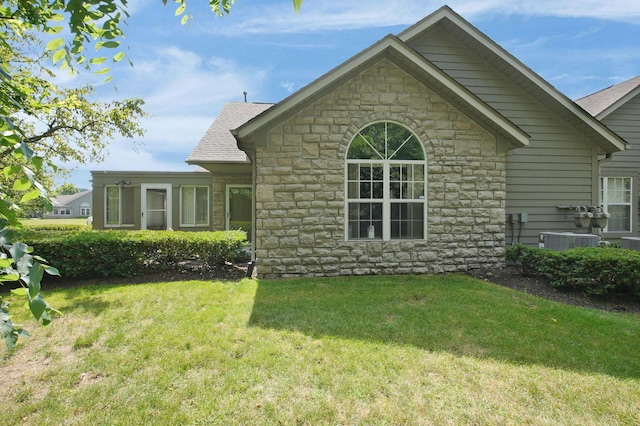 3712 E Links Cir, Hilliard, OH 43026 - back of property with stone siding and a lawn