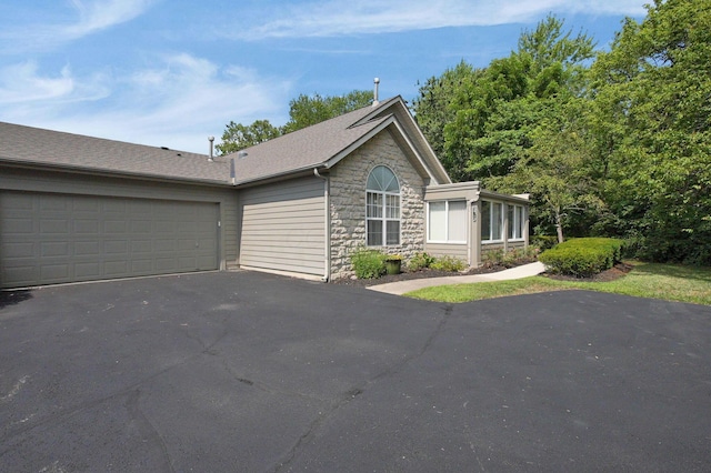 3712 E Links Cir, Hilliard, OH 43026 - ranch-style house featuring stone siding, driveway, and an attached garage