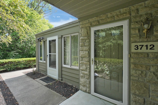 3712 E Links Cir, Hilliard, OH 43026 - entrance to property with stone siding
