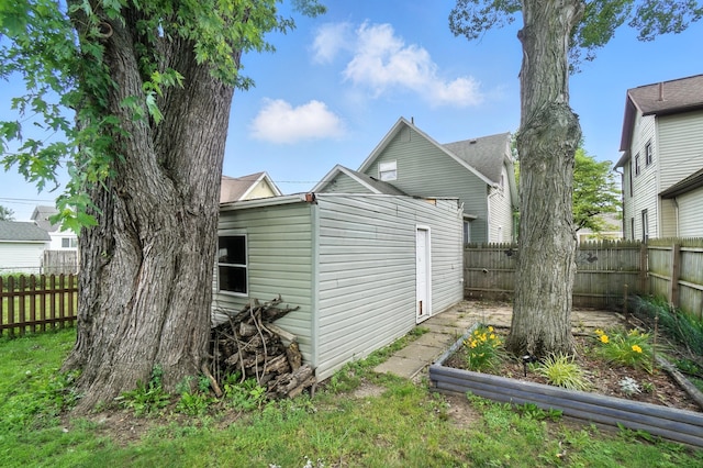 99 N Williams St, Newark, OH 43055 - view of side of home featuring a fenced backyard