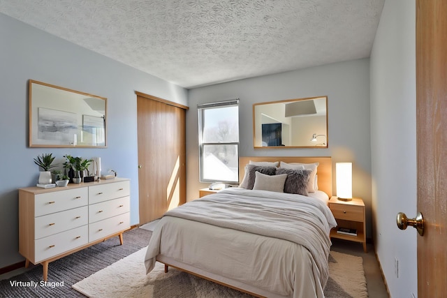 1852 Meadowlawn Dr, Columbus, OH 43219 - bedroom featuring carpet flooring and a textured ceiling