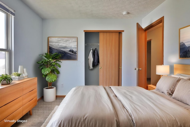 1852 Meadowlawn Dr, Columbus, OH 43219 - bedroom featuring carpet floors, a closet, and a textured ceiling
