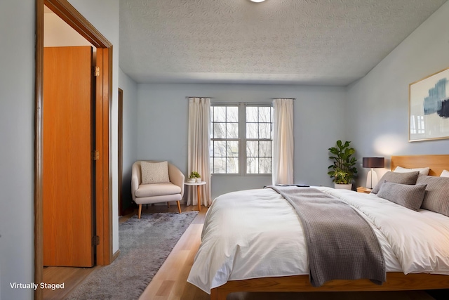 1852 Meadowlawn Dr, Columbus, OH 43219 - bedroom featuring wood finished floors and a textured ceiling