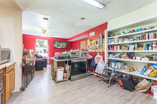 123 Deerwalk Cir, Marietta, OH 45750 - kitchen with appliances with stainless steel finishes, light wood-style floors, ceiling fan, and light countertops