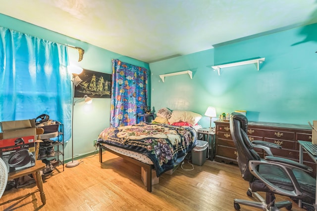 123 Deerwalk Cir, Marietta, OH 45750 - bedroom featuring wood finished floors
