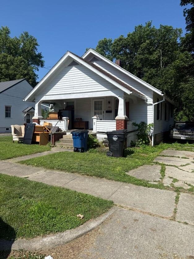 289 S Walnut St, Wilmington, OH 45177 - bungalow-style house featuring a porch and a front lawn