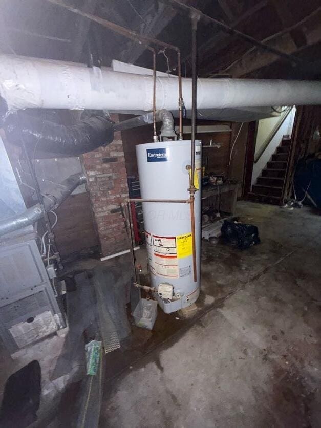 289 S Walnut St, Wilmington, OH 45177 - utility room with gas water heater
