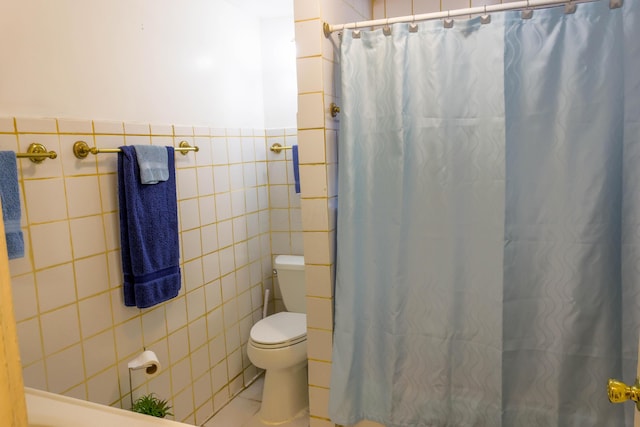 72 S Oakley Ave, Columbus, OH 43204 - full bath featuring tile walls, a shower with curtain, and tile patterned flooring