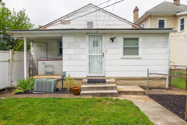 72 S Oakley Ave, Columbus, OH 43204 - view of front of house featuring entry steps