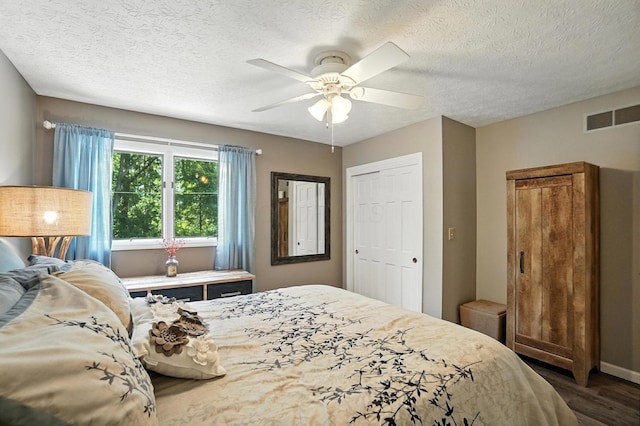 96 Executive Ct Unit B, Westerville, OH 43081 - bedroom with dark wood-style floors, a textured ceiling, ceiling fan, and a closet