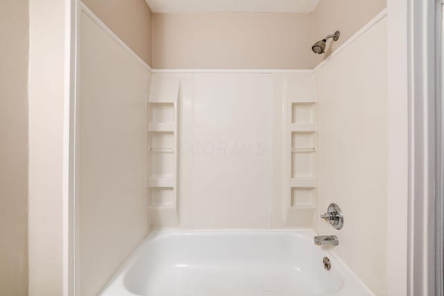 675-677 Beech St, Columbus, OH 43206 - full bath featuring shower / washtub combination