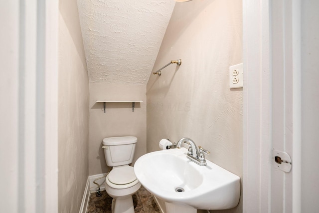 675-677 Beech St, Columbus, OH 43206 - half bath with a sink and a textured ceiling