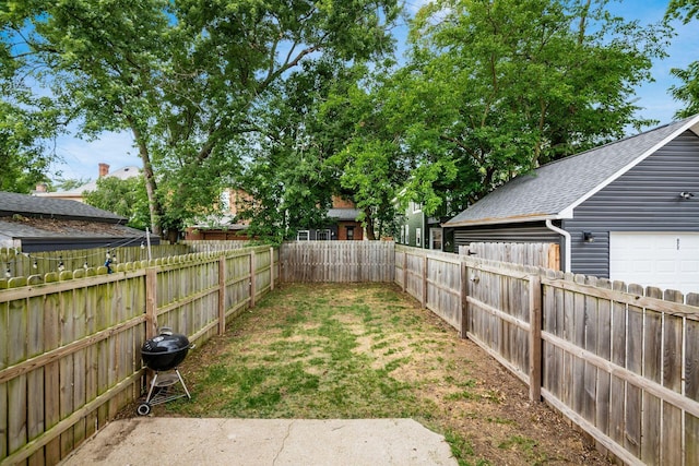 675-677 Beech St, Columbus, OH 43206 - fenced backyard with a detached garage