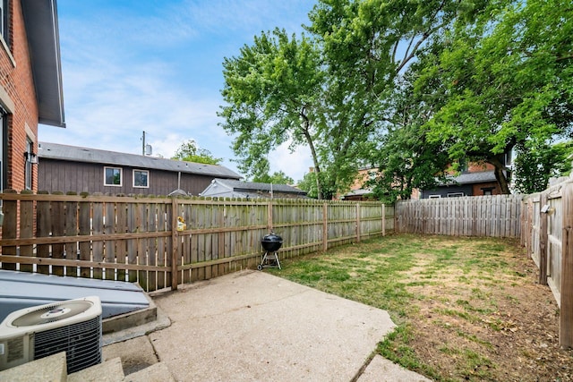 675-677 Beech St, Columbus, OH 43206 - fenced backyard featuring a patio area