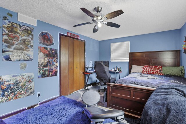 372 Depauw Ct, Columbus, OH 43230 - bedroom with ceiling fan, a textured ceiling, and a closet