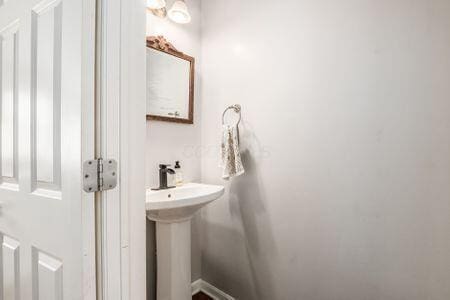 1883 Caplinger Dr, Grove City, OH 43123 - bathroom with a sink