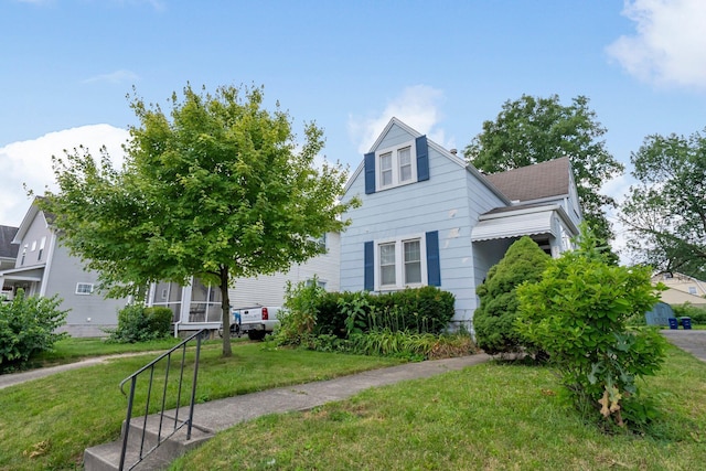 1561 Glenn Ave, Columbus, OH 43212 - view of front facade with a front yard