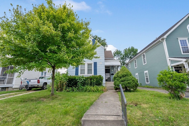 1561 Glenn Ave, Columbus, OH 43212 - view of front facade with a front yard