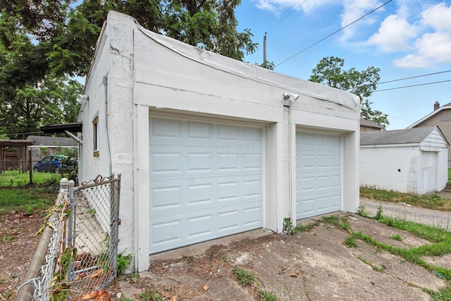 87 N Warren Ave, Columbus, OH 43204 - garage featuring a gate
