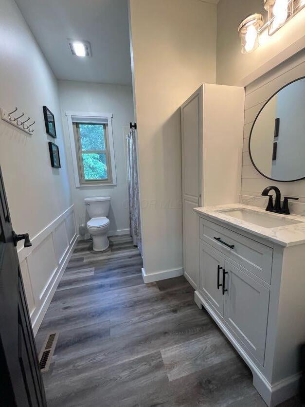 450 Village Ridge Ct, Powell, OH 43065 - full bath with vanity, wood finished floors, and a shower with shower curtain