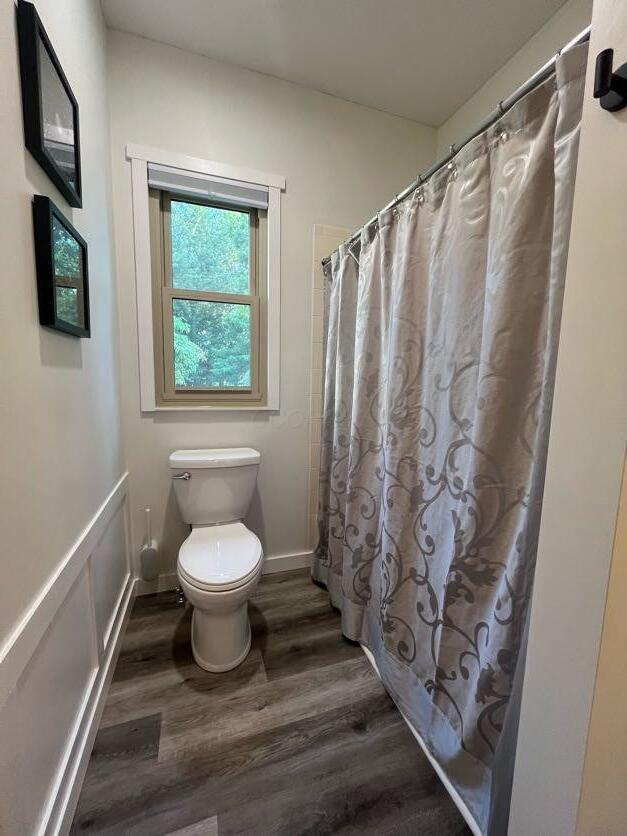 450 Village Ridge Ct, Powell, OH 43065 - full bath with wood finished floors and a shower with curtain
