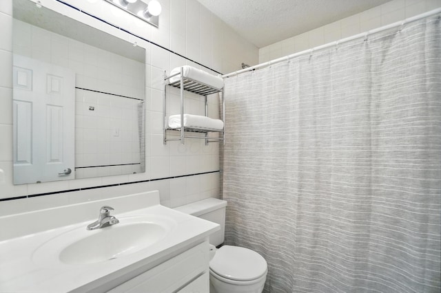 1817 Ibson Dr, Powell, OH 43065 - full bathroom featuring vanity, tile walls, a shower with curtain, and a textured ceiling