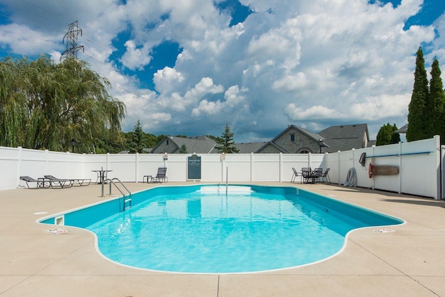 4124 Aumbrey Ct, New Albany, OH 43054 - community pool with a patio area