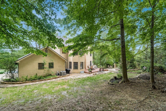 1828 Bradford Cir, Newark, OH 43055 - view of yard with a patio